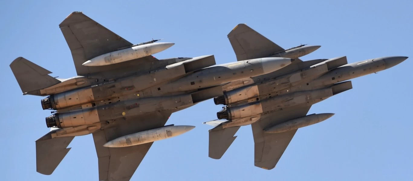 Σφοδρά κτυπήματα της Σαουδικής Αραβίας κατά των Χούθι: Κατέστρεψαν εγκαταστάσεις παραγωγής drones